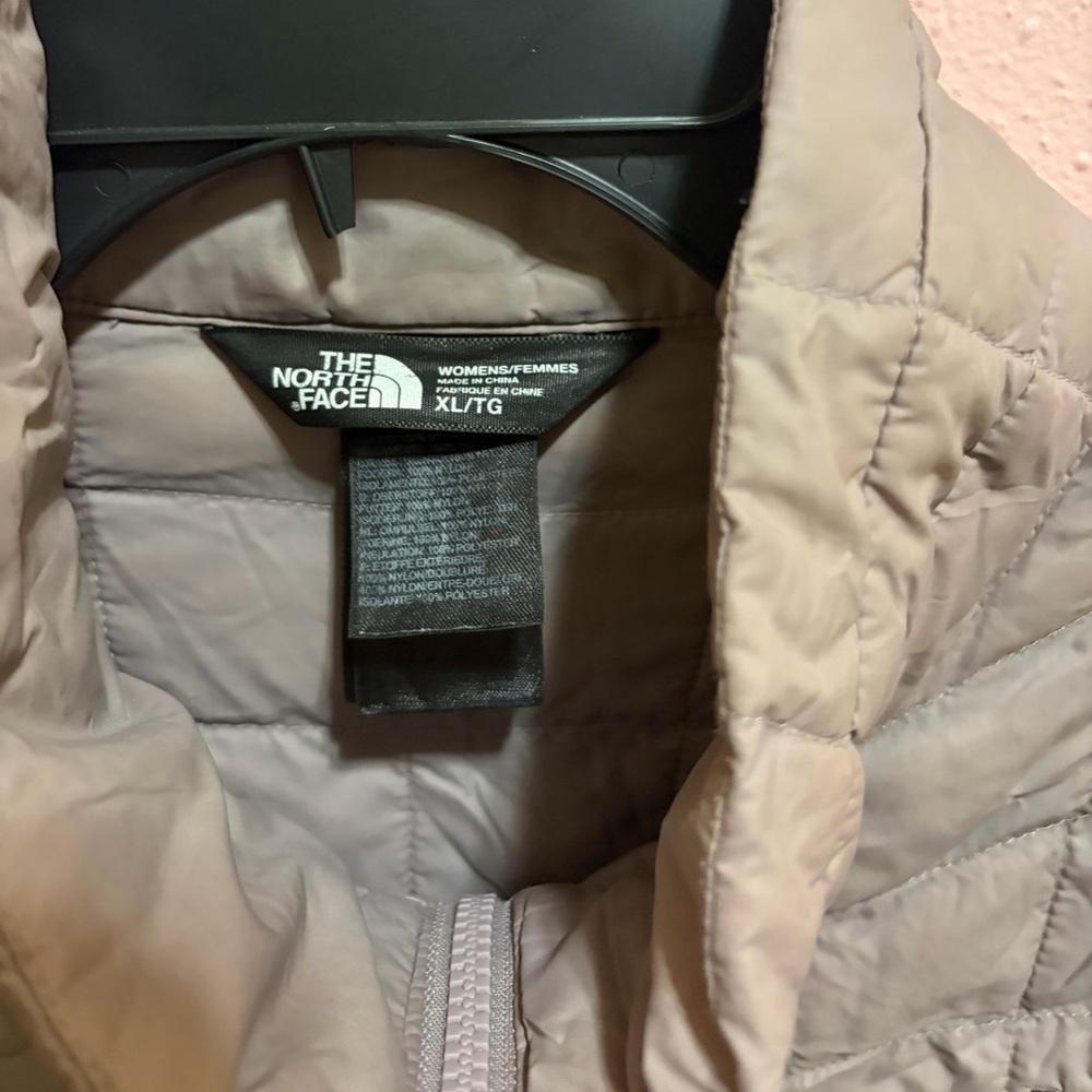 The North Face Women's Light Taupe Quilted Puffer Jacket - Picture 3 of 4